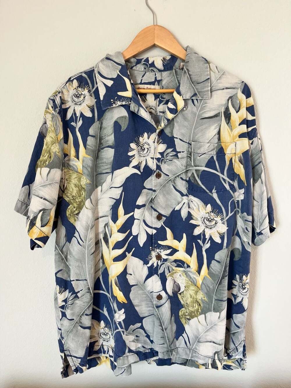 Tommy Bahama, 100% Silk, Tropical Hawaiian Parrot Print Short Sleeve, XL